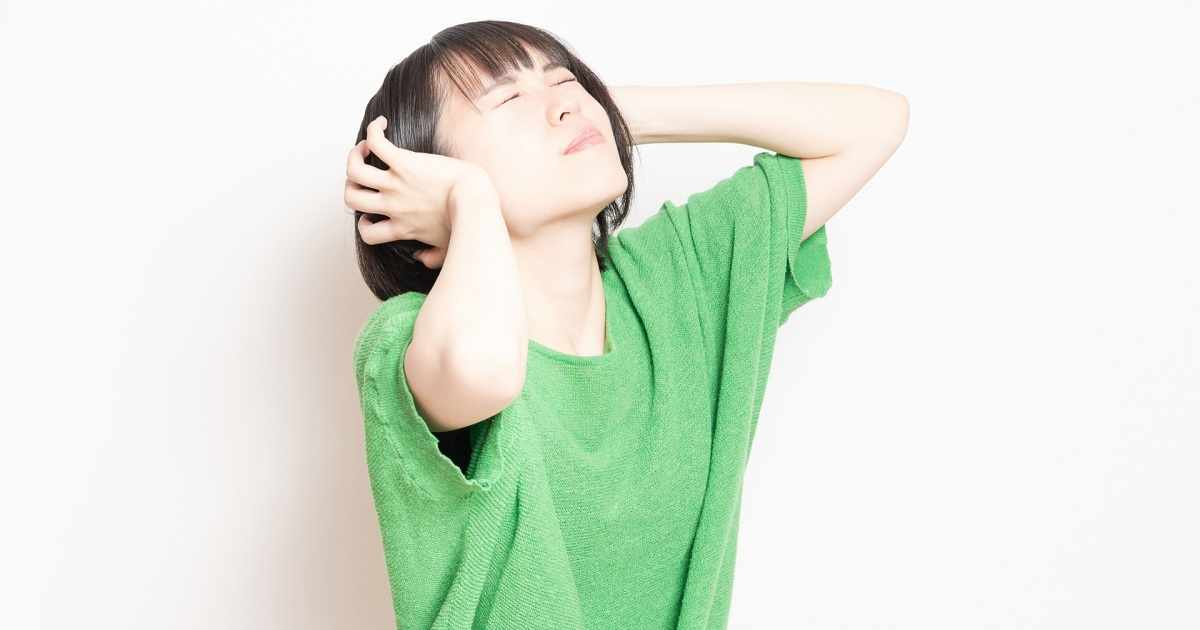 騒音トラブルに悩む女性